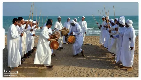 جزیره کیش یکی از جزایر باستانی با تاریخی پر فرازونشیب است و از دیرباز محل زندگی اقوام مختلف با هر نژاد، زبان و مذهبی به شکل مسالمت‌آمیز است. این جزیره هم مانند سایر نقاط کشور دارای آداب و رسوم مخصوص به خود است و آداب و رسوم کیش به دلیل تفاوتی که با سایر شهرهای کشور دارد به نوبه خود جذاب و دیدنی است